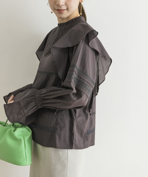 URBAN RESEARCH（アーバンリサーチ）の「リバーレースフリルブラウス（シャツ/ブラウス・レディース・オフホワイト/チャコールグレー・FREE）」の5枚目の写真