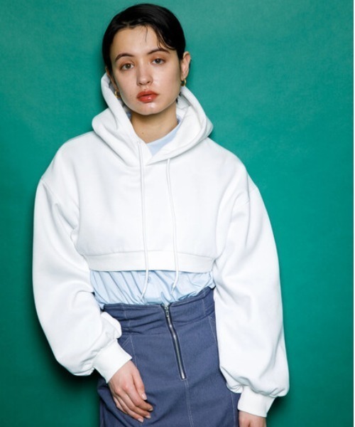 koe（コエ）の「ショート丈裏起毛パーカー*（パーカー・レディース・オフホワイト/ブラック/イエロー/グリーン・M）」の2枚目の写真