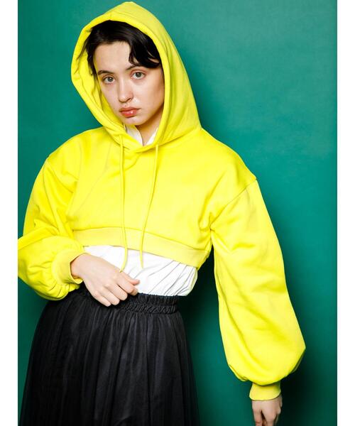 koe（コエ）の「ショート丈裏起毛パーカー*（パーカー・レディース・オフホワイト/ブラック/イエロー/グリーン・M）」の4枚目の写真