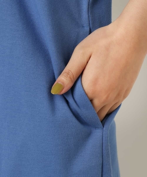 a.v.v（アーヴェヴェ）の「【接触冷感/UV CUT】ランタンスリーブリラックスワンピース（ワンピース・レディース・ブルー/ブラック・40/38/36/34/42）」の15枚目の写真