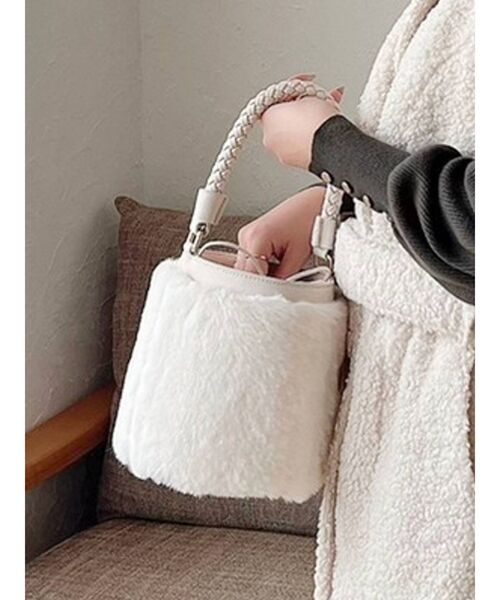 RESEXXY（リゼクシー）の「ツイストハンドルフラッフィーバッグ（ショルダーバッグ・レディース・ブラウン/アイボリー・FREE）」の2枚目の写真