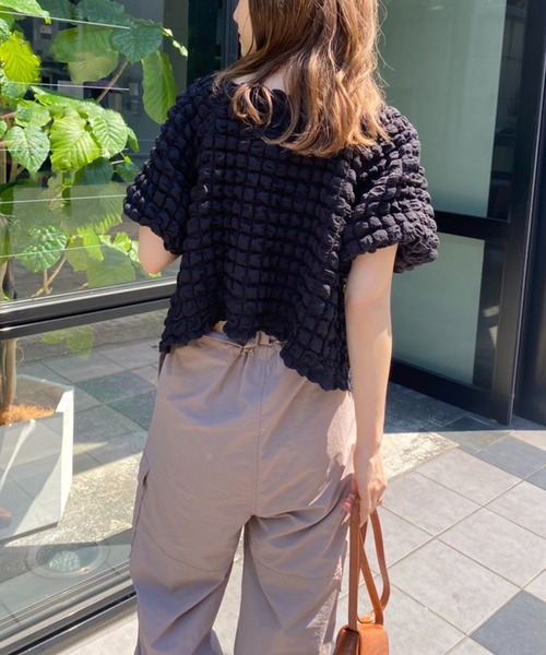 one after another NICE CLAUP（ワンアフターアナザーナイスクラップ）の「羽織にもなるぷくぷくトップス（シャツ/ブラウス・レディース・ブラック/ライトグリーン/アイボリー・FREE）」の6枚目の写真