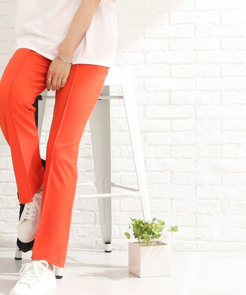 Cutie Blonde（キューティーブロンド）の「◆【S-L】センターシームで美脚見えポンチフレアパンツ（その他パンツ・レディース・ブラック/ダークグリーン/ダークオレンジ/ブルー/黄緑系/ダークブラウン・01/02/03）」の6枚目の写真