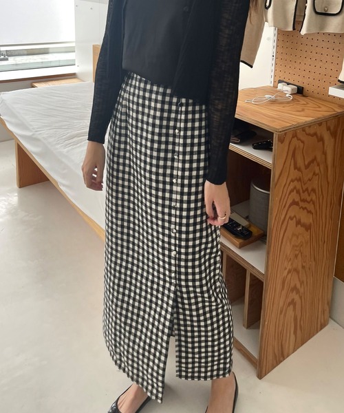 LAUIR（ラウアー）の「フロントボタンIラインチェックスカート（スカート・レディース・ライトブラウン/ブラック/ネイビー/グリーン/ホワイト×ブラウン・MEDIUM/LARGE/SMALL）」の3枚目の写真