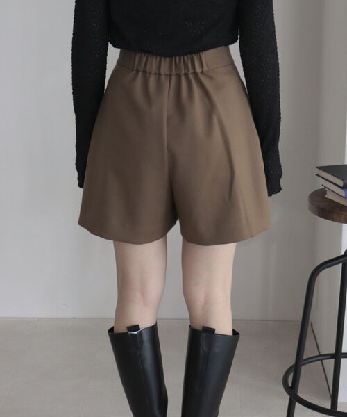 fredy emue（フレディエミュ）の「ピンタック ショートパンツ（その他パンツ・レディース・キャメル/ブラック・36/38）」の8枚目の写真