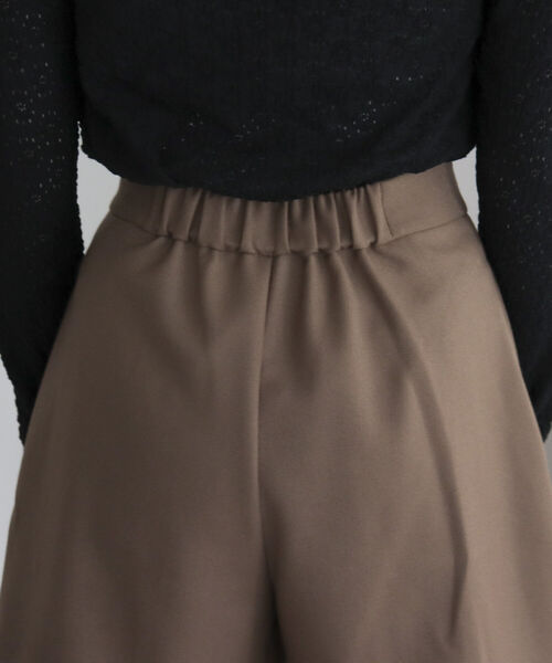 fredy emue（フレディエミュ）の「ピンタック ショートパンツ（その他パンツ・レディース・キャメル/ブラック・36/38）」の7枚目の写真