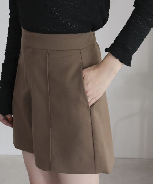 fredy emue（フレディエミュ）の「ピンタック ショートパンツ（その他パンツ・レディース・キャメル/ブラック・36/38）」の5枚目の写真