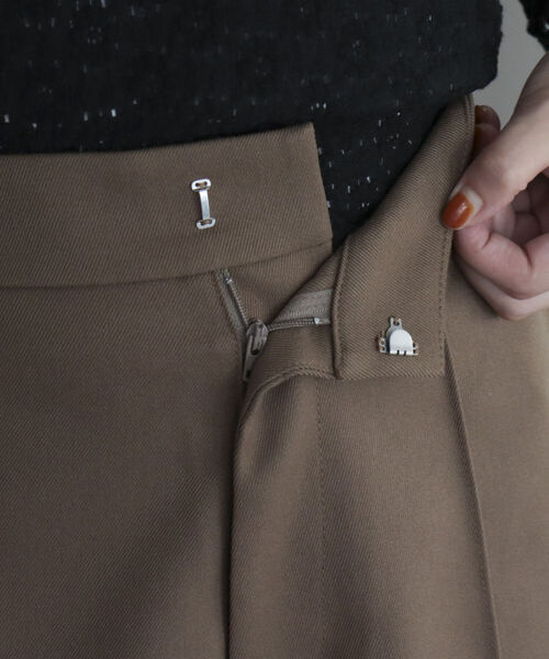 fredy emue（フレディエミュ）の「ピンタック ショートパンツ（その他パンツ・レディース・キャメル/ブラック・36/38）」の4枚目の写真