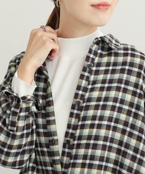 URBAN RESEARCH DOORS（アーバンリサーチドアーズ）の「『UR TECH』テレコハイネックTシャツ（Tシャツ/カットソー・レディース・ブラック/オフホワイト/ライトグレー・MEDIUM）」の4枚目の写真