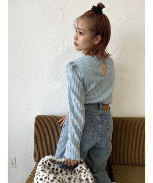 JUMELLE(ジュメロ)の「【パフショルダー】バックサークルトップ(ニット/セーター・レディース・ブラック/ブルー・FREE)」の2枚目の写真