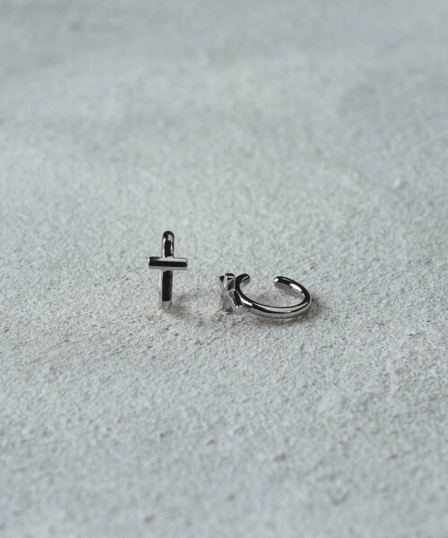 and cloud(アンドクラウド)の「Cross Earring(イヤリング・レディース・シルバー/ブラック/イエローゴールド・FREE)」の2枚目の写真