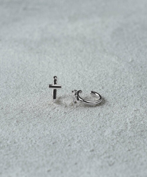 and cloud(アンドクラウド)の「Cross Earring(イヤリング・レディース・シルバー/ブラック/イエローゴールド・FREE)」の6枚目の写真