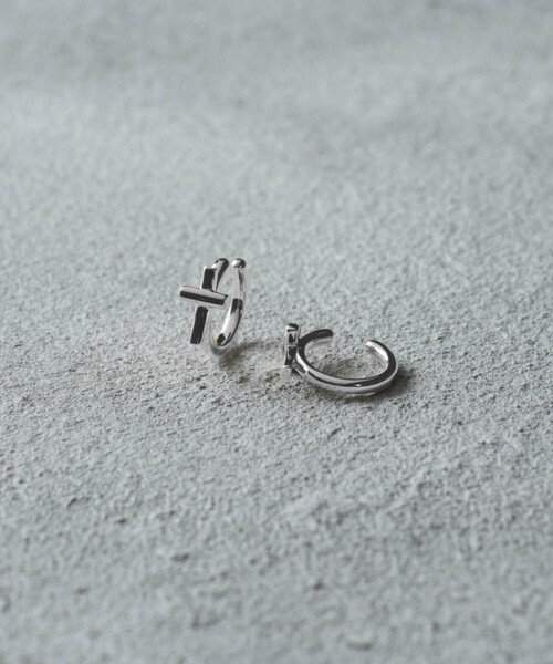 and cloud(アンドクラウド)の「Cross Earring(イヤリング・レディース・シルバー/ブラック/イエローゴールド・FREE)」の7枚目の写真