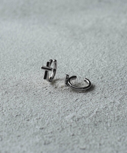 and cloud(アンドクラウド)の「Cross Earring(イヤリング・レディース・シルバー/ブラック/イエローゴールド・FREE)」の9枚目の写真