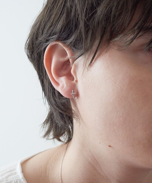 and cloud(アンドクラウド)の「Cross Earring(イヤリング・レディース・シルバー/ブラック/イエローゴールド・FREE)」の11枚目の写真