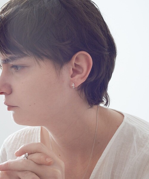 and cloud(アンドクラウド)の「Cross Earring(イヤリング・レディース・シルバー/ブラック/イエローゴールド・FREE)」の12枚目の写真