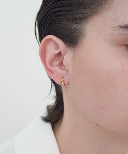 and cloud(アンドクラウド)の「Cross Earring(イヤリング・レディース・シルバー/ブラック/イエローゴールド・FREE)」の15枚目の写真