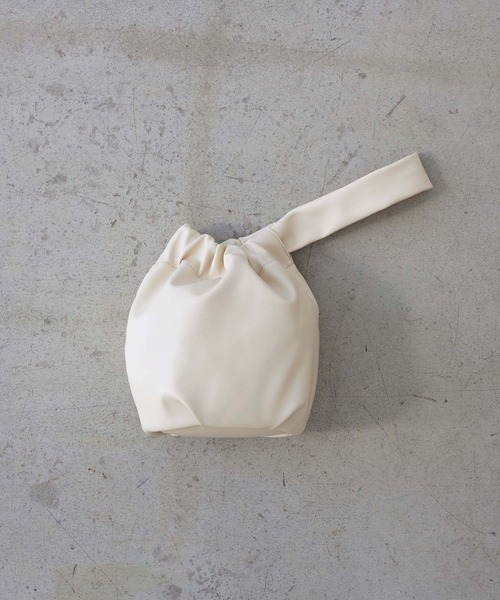 EFOLE(エフォル)の「drawstrings bag / ドローストリングス バッグ(ハンドバッグ・レディース・ブラック/オフホワイト/ベージュ・FREE)」の1枚目の写真