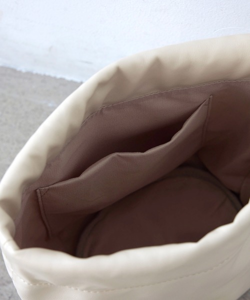EFOLE(エフォル)の「drawstrings bag / ドローストリングス バッグ(ハンドバッグ・レディース・ブラック/オフホワイト/ベージュ・FREE)」の17枚目の写真