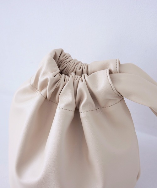 EFOLE(エフォル)の「drawstrings bag / ドローストリングス バッグ(ハンドバッグ・レディース・ブラック/オフホワイト/ベージュ・FREE)」の18枚目の写真