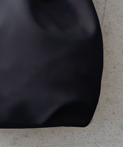 EFOLE(エフォル)の「drawstrings bag / ドローストリングス バッグ(ハンドバッグ・レディース・ブラック/オフホワイト/ベージュ・FREE)」の16枚目の写真