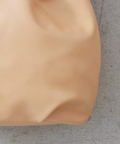 EFOLE(エフォル)の「drawstrings bag / ドローストリングス バッグ(ハンドバッグ・レディース・ブラック/オフホワイト/ベージュ・FREE)」の10枚目の写真