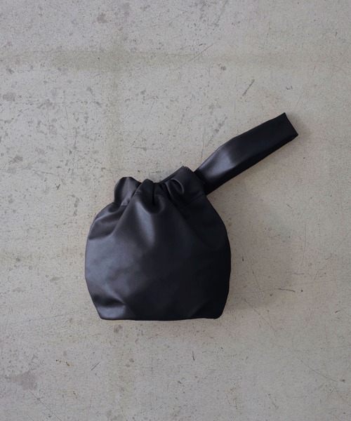 EFOLE(エフォル)の「drawstrings bag / ドローストリングス バッグ(ハンドバッグ・レディース・ブラック/オフホワイト/ベージュ・FREE)」の6枚目の写真