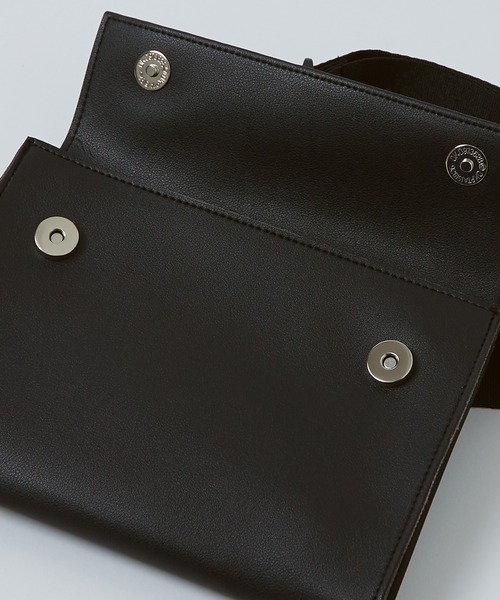 improves（インプローブス）の「合皮 ショルダー ボディ バッグ（ボディバッグ/ウエストポーチ・メンズ・ブラック・FREE）」の5枚目の写真