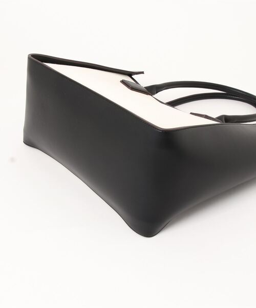 Doux archives（ドゥアルシーヴ）の「フェイクレザーｘキャンバストートバッグ（トートバッグ・レディース・ブラック/グレイッシュベージュ・FREE）」の4枚目の写真