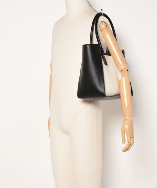 Doux archives（ドゥアルシーヴ）の「フェイクレザーｘキャンバストートバッグ（トートバッグ・レディース・ブラック/グレイッシュベージュ・FREE）」の3枚目の写真