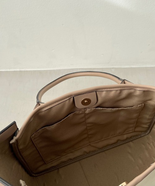 Doux archives（ドゥアルシーヴ）の「フェイクレザーｘキャンバストートバッグ（トートバッグ・レディース・ブラック/グレイッシュベージュ・FREE）」の11枚目の写真