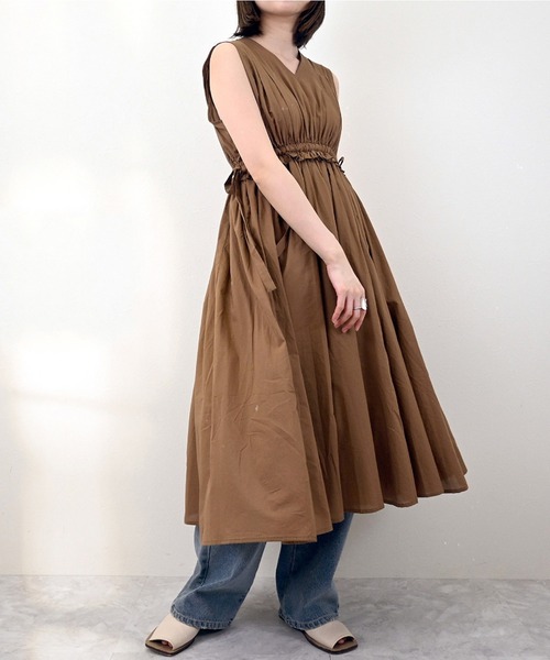 STYLEBLOCK(スタイルブロック)の「綿ローンウエストギャザーノースリーブワンピース(ワンピース・レディース・ブラウン/ライトベージュ/ブルー/ブラック・M)」の3枚目の写真