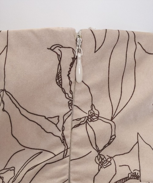 clear（クリア）の「バックスピンドル花柄フレアロングスカート （スカート・レディース・ベージュ/オフホワイト/ブルー・F）」の10枚目の写真