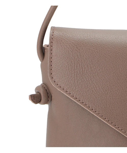 IL BISONTE(イルビゾンテ)の「IL BISONTE / ORIGINAL LEATHER / クロスボディバッグ(ショルダーバッグ・レディース・ナチュラル/グレー/ブラック/ダークブラウン/ライトブラウン・FREE)」の9枚目の写真