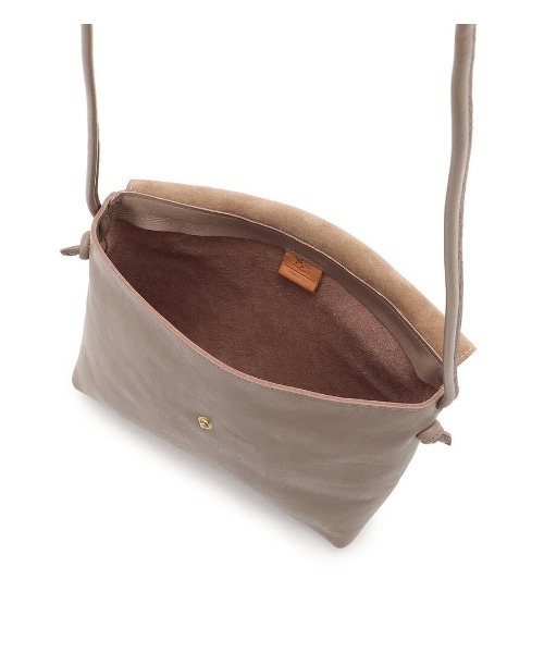 IL BISONTE(イルビゾンテ)の「IL BISONTE / ORIGINAL LEATHER / クロスボディバッグ(ショルダーバッグ・レディース・ナチュラル/グレー/ブラック/ダークブラウン/ライトブラウン・FREE)」の11枚目の写真
