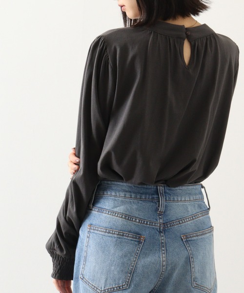 atONE(アットワン)の「atONE プチハイネックボリュームスリーブカットソー(Tシャツ/カットソー・レディース・ブラック/ホワイト/グレイッシュベージュ/チャコールグレー/ライトブラウン・M~L/LL~3L/4L~5L)」の3枚目の写真