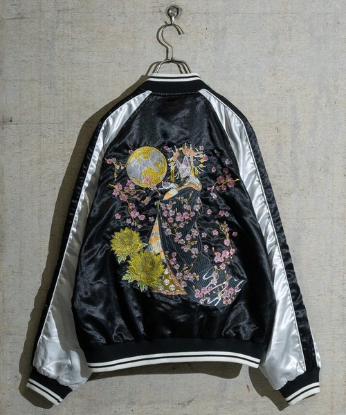 JOHN'S CLOSET（ジョンズクローゼット）の「【13】バリエーション刺繍 スカジャン/スーベニアジャケット（スカジャン・メンズ・ブラック×ブラック/ブラック系その他2/シルバー系その他/ブラック系その他5/ブラック×シルバー/ブラック系その他3/シルバー×ブラック/ブラック系その他/ブラック系その他4/ブラック系1/ブラック系3/ブラック系5/ブラック系6/ブラック系2/ブラック系4/ブラック系7/ブラック系8/ブラック系9/シルバー系3/シルバー系2/シルバー系1・LARGE/MEDIUM/X-LARGE）」の8枚目の写真