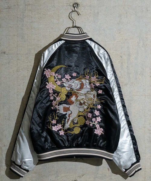 JOHN'S CLOSET（ジョンズクローゼット）の「【13】バリエーション刺繍 スカジャン/スーベニアジャケット（スカジャン・メンズ・ブラック×ブラック/ブラック系その他2/シルバー系その他/ブラック系その他5/ブラック×シルバー/ブラック系その他3/シルバー×ブラック/ブラック系その他/ブラック系その他4/ブラック系1/ブラック系3/ブラック系5/ブラック系6/ブラック系2/ブラック系4/ブラック系7/ブラック系8/ブラック系9/シルバー系3/シルバー系2/シルバー系1・LARGE/MEDIUM/X-LARGE）」の10枚目の写真