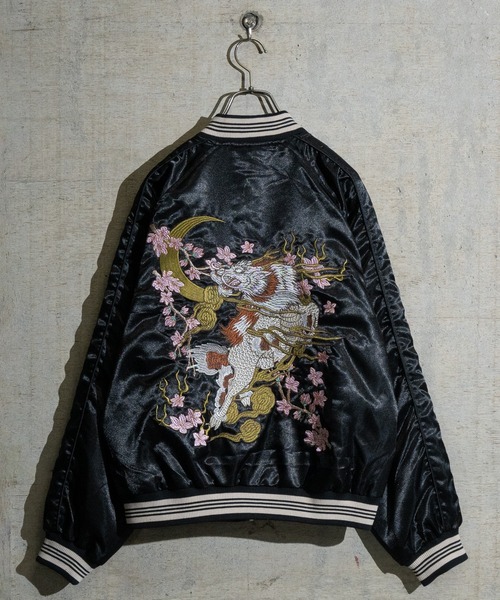 JOHN'S CLOSET（ジョンズクローゼット）の「【13】バリエーション刺繍 スカジャン/スーベニアジャケット（スカジャン・メンズ・ブラック×ブラック/ブラック系その他2/シルバー系その他/ブラック系その他5/ブラック×シルバー/ブラック系その他3/シルバー×ブラック/ブラック系その他/ブラック系その他4/ブラック系1/ブラック系3/ブラック系5/ブラック系6/ブラック系2/ブラック系4/ブラック系7/ブラック系8/ブラック系9/シルバー系3/シルバー系2/シルバー系1・LARGE/MEDIUM/X-LARGE）」の11枚目の写真