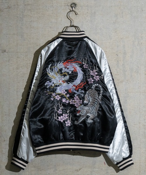 JOHN'S CLOSET（ジョンズクローゼット）の「【13】バリエーション刺繍 スカジャン/スーベニアジャケット（スカジャン・メンズ・ブラック×ブラック/ブラック系その他2/シルバー系その他/ブラック系その他5/ブラック×シルバー/ブラック系その他3/シルバー×ブラック/ブラック系その他/ブラック系その他4/ブラック系1/ブラック系3/ブラック系5/ブラック系6/ブラック系2/ブラック系4/ブラック系7/ブラック系8/ブラック系9/シルバー系3/シルバー系2/シルバー系1・LARGE/MEDIUM/X-LARGE）」の12枚目の写真