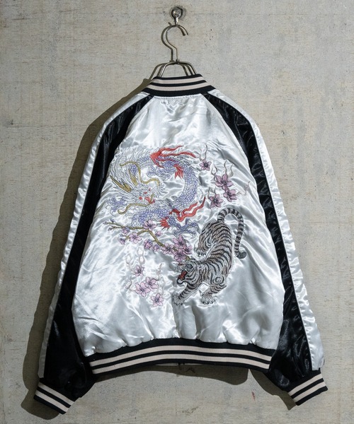 JOHN'S CLOSET（ジョンズクローゼット）の「【13】バリエーション刺繍 スカジャン/スーベニアジャケット（スカジャン・メンズ・ブラック×ブラック/ブラック系その他2/シルバー系その他/ブラック系その他5/ブラック×シルバー/ブラック系その他3/シルバー×ブラック/ブラック系その他/ブラック系その他4/ブラック系1/ブラック系3/ブラック系5/ブラック系6/ブラック系2/ブラック系4/ブラック系7/ブラック系8/ブラック系9/シルバー系3/シルバー系2/シルバー系1・LARGE/MEDIUM/X-LARGE）」の13枚目の写真