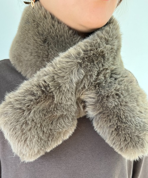 un dix cors（アンディコール）の「差し込みフェイクファーミニティペット（マフラー・レディース・モカ/ベージュ・FREE）」の4枚目の写真