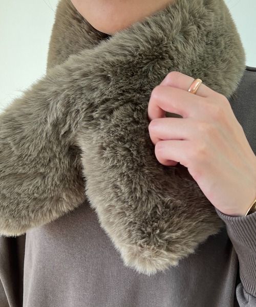 un dix cors（アンディコール）の「差し込みフェイクファーミニティペット（マフラー・レディース・モカ/ベージュ・FREE）」の3枚目の写真