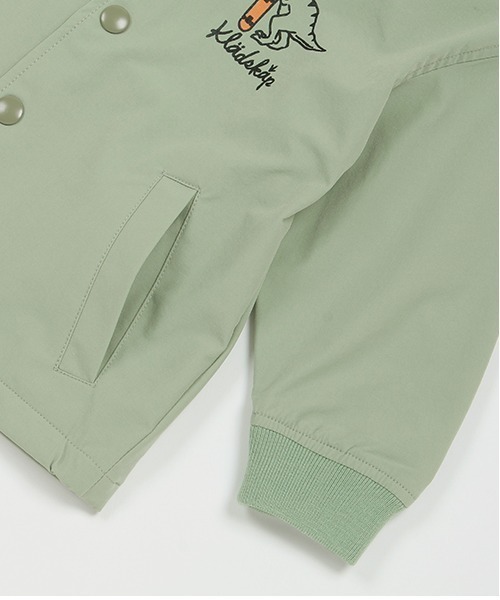 kladskap（クレードスコープ）の「スケーターザウルスコーチジャケット（ナイロンジャケット・キッズ・ライトカーキ・100cm/130cm/110cm/120cm/90cm）」の4枚目の写真