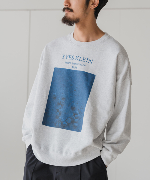 EDIFICE（エディフィス）の「【YVES KLEIN / イヴ クライン】別注 グラフィック プリント スウェット（スウェット・メンズ・ホワイト系その他/ホワイト/ブルー/ネイビー・LARGE/MEDIUM）」の4枚目の写真