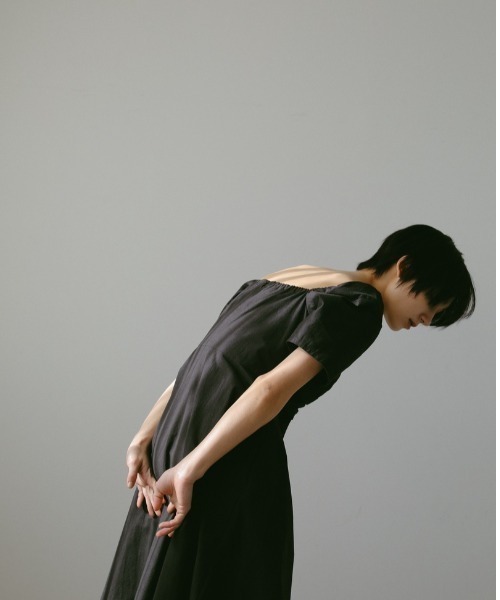 CASA FLINE（カーサフライン）の「オープンショルダーハーフ袖コットンドレス（ワンピース・レディース・ブラック/ベージュ/ホワイト・FREE）」の13枚目の写真