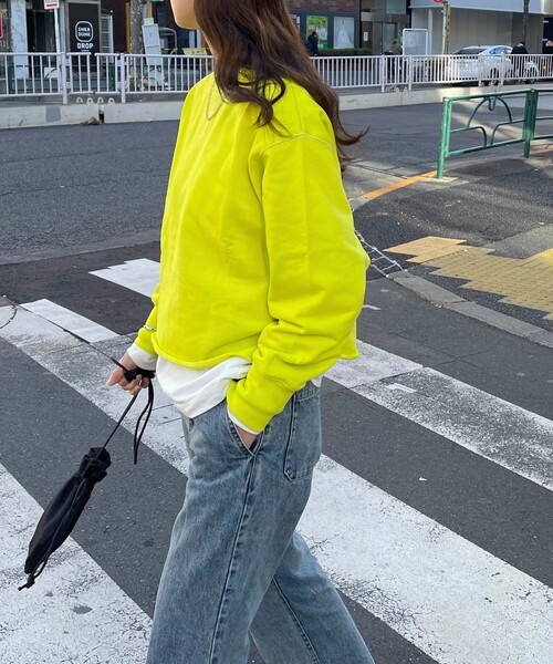 fredy emue（フレディエミュ）の「ミニ裏毛クロップドプルオーバー（スウェット・レディース・オフホワイト/チャコールグレー/ライトグレー/イエロー・38）」の4枚目の写真