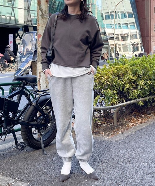 fredy emue（フレディエミュ）の「ミニ裏毛クロップドプルオーバー（スウェット・レディース・オフホワイト/チャコールグレー/ライトグレー/イエロー・38）」の22枚目の写真