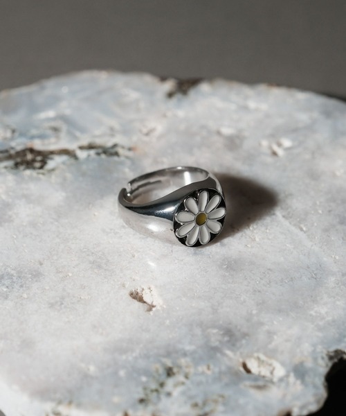 RAGEBLUE(レイジブルー)の「フラワー/コインモチーフデザインリング(リング・メンズ・ホワイト/その他1/シルバー系その他3・FREE)」の1枚目の写真