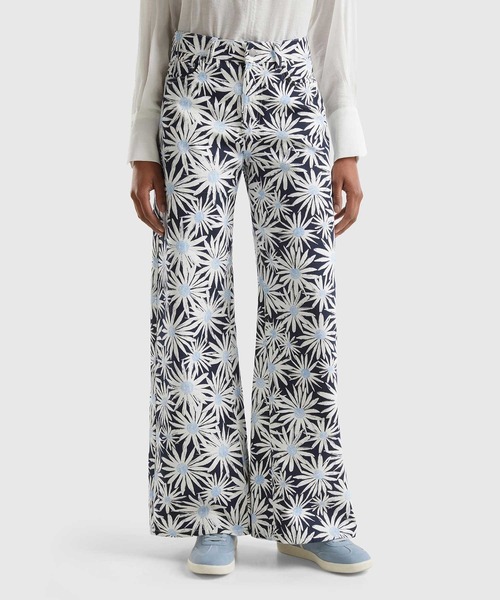 BENETTON (UNITED COLORS OF BENETTON)（ベネトンユナイテッドカラーズオブベネトン）の「総柄プリント5ポケットハイウエストワイドデニムパンツ（デニムパンツ・レディース・アイボリー/ラベンダー/ネイビー・25inch/26inch/27inch/28inch/29inch）」の3枚目の写真